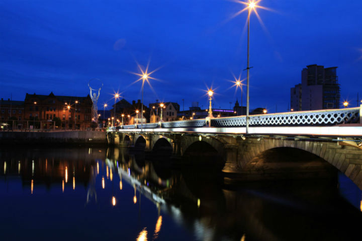 Belsfast bridge at night